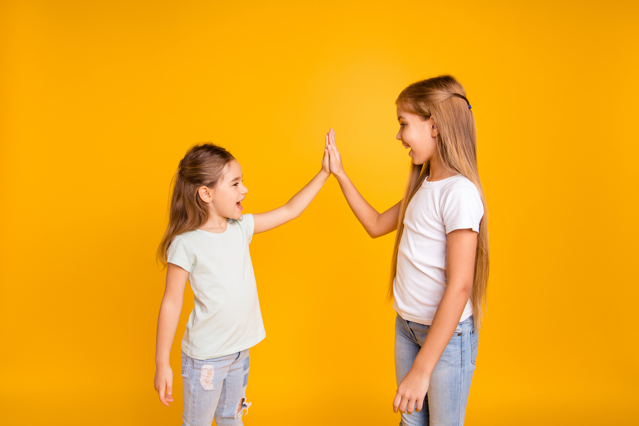 Kaksi nuorta tyttöä heittää ylävitoset.