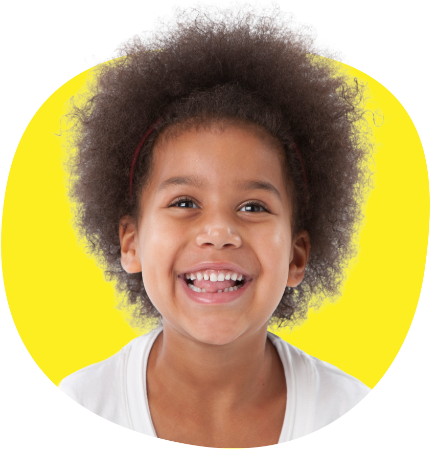 Kiharatukkainen, hymyilevä tumma tyttö keltaista taustaa vasten.